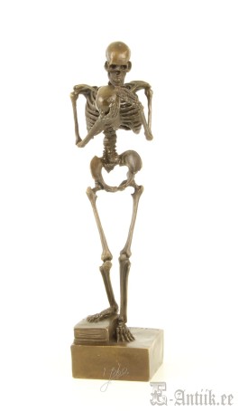 Skulptuur "Skelett pealuud hoidmas"