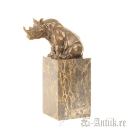 Skulptuur "Istuv ninasarvik"