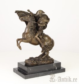 Skulptuur "Napoleon Alpe ületamas"