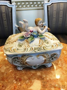 Фарфоровая чаша с крышкой
