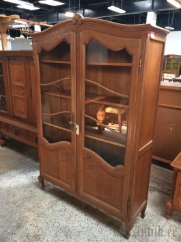 Книжный шкаф