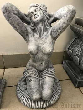 Veistos "Nainen"
