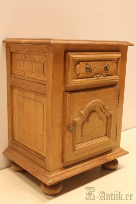 Yöpöytä (50x65x37)